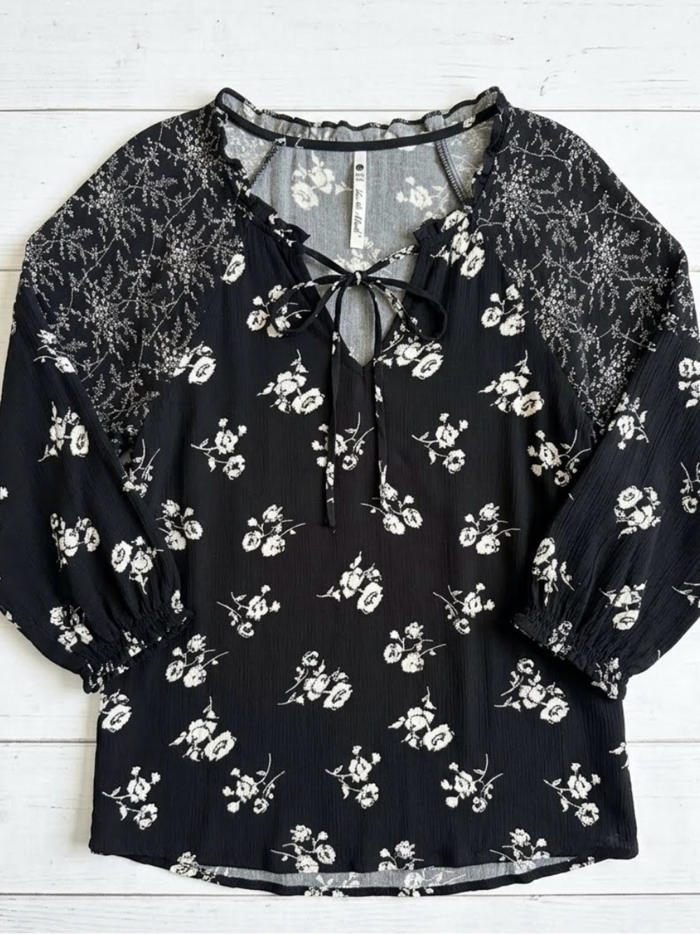 Leo & Nicole Women's Black Floral V-Neck Boho Blouse Size Medium